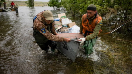 Доброволци доставят хуманитарна помощ на местни жители в село Афанасиевка, Николаевска област, Украйна, 12 юни 2023 г. 