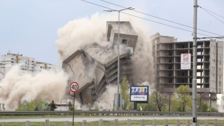 Взривяването на високата част на недостроената сграда на ИПК „Родина“ на „Цариградско шосе” в София.