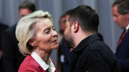 Председателката на ЕК Урсула фон дер Лайен поздравява украинския президент Володимир Зеленски на срещата на върха на ЕПО в Копенхаген