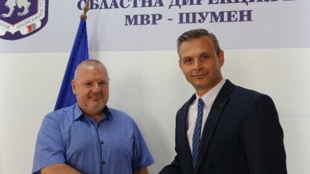 Владислав Мишев (вляво) сдава поста директор на ОДМВР - Шумен на ст. комисар Георги Гендов