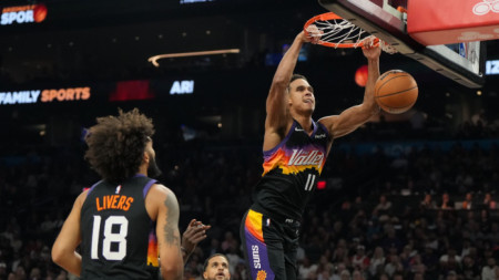 Осо Игодоро от Финикс забива в коша на Индиана.