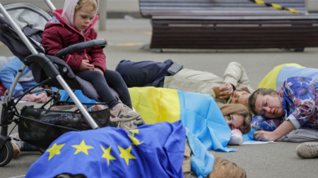 Украинци протестират пред европейските институции в Брюксел срещу руския газ и с искана за още санкции срещу Русия, 29 април 2022 г.