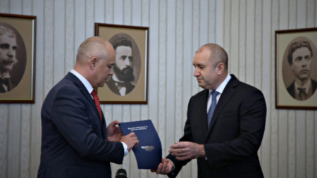 Председателят на ПГ на БСП Георги Свиленски връща мандата за кабинет на президента Румен Радев.