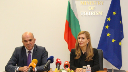 Министърът на труда и социалната политика Бисер Петков и министърът на туризма Николина Ангелкова
