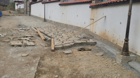Приключват ремонтите по калдъръмената улица Манастирска в старинния кв Бабинска