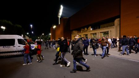 Зрителите напускат стадиона в Брюксел, след като мачът Белгия - Швеция бе прекратен заради атентата в града