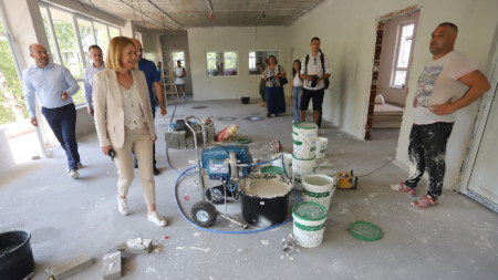 Кметът на София Йорданка Фандъкова инспектира строителните работи в 35-а детска градина в жк 