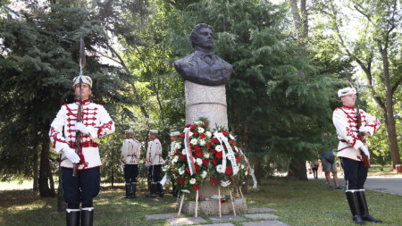 Пред бюст паметника на Апостола на свободата в столичната Борисова градина