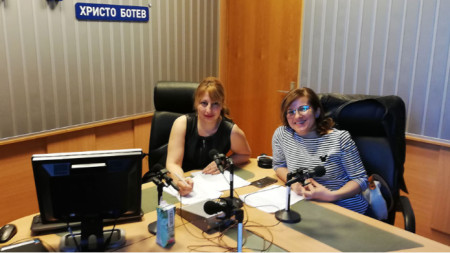 Мария Мира Христова (вляво) и д-р Сирма Александрова в студиото на програма „Христо Ботев“