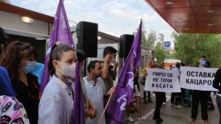 И тази сутрин медици от Пирогов излязоха на протестират пред