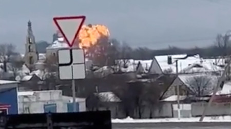 Кадър от видео показва момента, в който самолетът избухва след сблъсък със земята, 24 януари 2024 г.