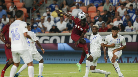 Футболистите на Катар (в тъмни екипи) победиха Хондурас.