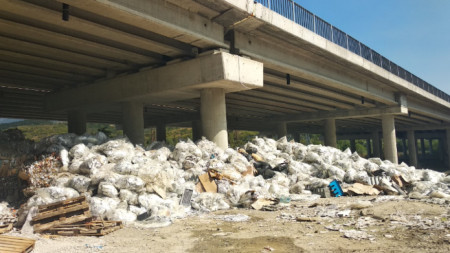 Тонове отпадъци има под виадукта на магистралата.