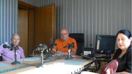 Иван Николов, Румен Леонидов и проф. Лизбет Любенова (отляво надясно) в студиото на програма „Христо Ботев“