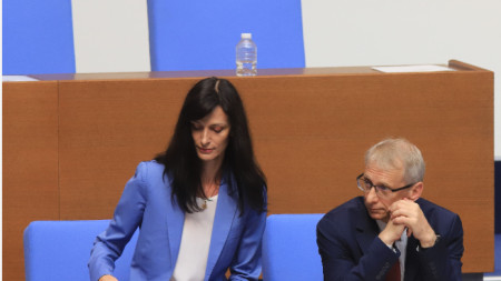 Премиерът Денков и вицепремиерът Мария Габриел в Народното събрание - 1 септември 2023