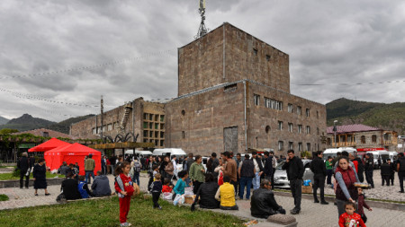 Арменци от Нагорни Карабах чакат близо до регистрационен център на Червения кръст в Горис, Армения, 26 септември 2023 г.