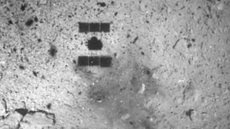 Снимка от докосването на японската сонда с астероида Рюгу