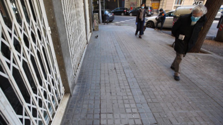Хора преминават през район в центъра на Барселона, където по-рано днес бе открит убит бездомен.
