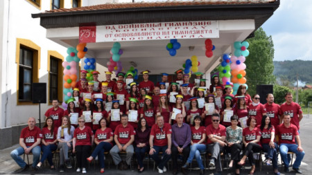 Ученици от гимназията в Босилеград 