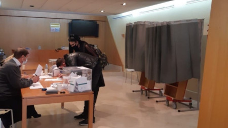 Спокойно започна изборният ден в Испания Българите гласуват в 69