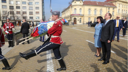Kryetarja e Kuvendit Popullor Cveta Karajançeva dhe Kryeministri i Rusisë Dmitri Medvedev duke vendosur kurore para Monumentit të Mbretit Çlirimtar në sheshin “Narodno Sëbranie” (“Kuvendi Popullor”)