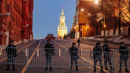 Руските органи на реда охраняват района около Кремъл сутринта на 24 февруари, когато президентът Владимир Путин даде начало на военната операция в Украйна.