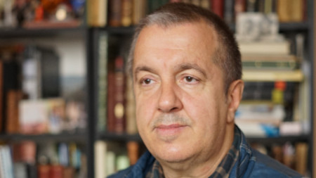 Росен Петков е колекционер на редки и ценни книги изследовател