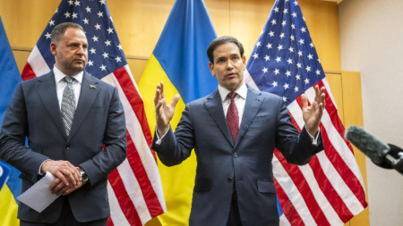 Андрий Ермак (вляво) и държавният секретар на САЩ Марко Рубио (вдясно) разговарят с медиите, докато продължават консултациите по мирния план на Тръмп в мисията на САЩ в Женева, Швейцария, 23 ноември 2025 г. 