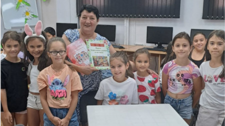 Йонка Господинова с деца в Силистра