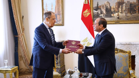 Египетският президент Абдел Фатах ал-Сиси (вдясно) с руския външен министър Сергей Лавров по време на срещата им в Кайро, 24 юли 2022 г.