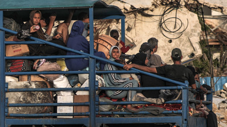 Палестинци напускат Рафах с вещите си след заповед за евакуация, издадена от израелската армия,11 май 2024 г.