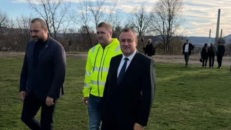 Министърът на регионалното развитие и благоустройството (вдясно) днес беше на посещение в Нови пазар.