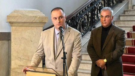 Заместник-министърът на земеделието и храните Деян Стратиев (вляво) и председателят на Съюза на птицевъдите в България Ивайло Гълъбов