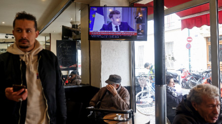 Клиенти в заведение слушат телевизионното интервю на Еманюел Макрон в Париж, Франция, 22 март 2023 г. 