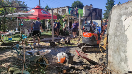 Вълна от съпричастност към младо семейство от Ново село, останало без дом след пожар