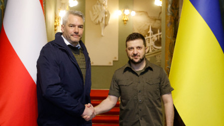 Австрийският канцлер Нехамер (вляво) и украинският президент Зеленски преди срещата им в Киев, 9 април 2022 г.