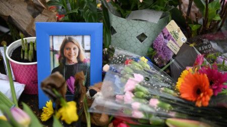 Цветя в лондонския квартал „Клапам Комън“ след убийството на Сара Еверард от полицай през март 2021 г.