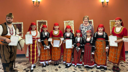 Елена Каневска с деца от ШНП 