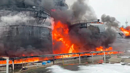 Петролни складове горят след атака с дронове в Русия.