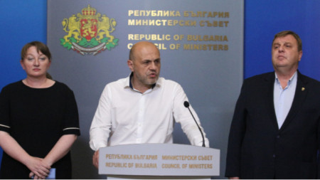Социалният министър Деница Сачева, вицепремиерът Томислав Дончев и министърът на отбраната Красимир Каракачанов на пресконференция в Министерски съвет