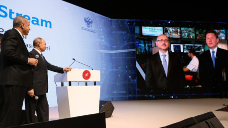 Реджеп Ердоган (вляво) и Владимир Путин (до него) гледат на екран, показващ шефа на „Газпром“ Алексей Милер (вдясно) да говори чрез видеовръзка от кораба Pioneering Spirit на церемонията, отбелязваща завършването на морския участък на газопровода „Турски поток“.