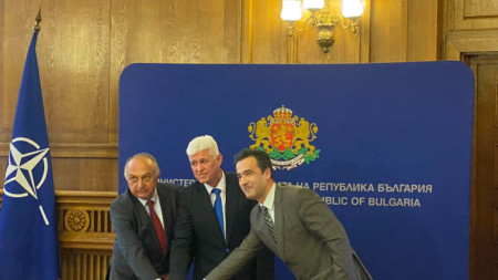 Министърът на отбраната Димитър Стоянов (в центъра), началникът на политическия кабинет Владко Владов (вляво) и главният изпълнителен директор на “Български пощи” Филип Алексиев (вдясно) валидираха марката в МО - 27 март 2023 г.