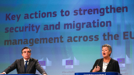 Еврокомисарите за насърчаване на европейския начин на живот Маргаритис Схинас (вляво) и на вътрешните работи Илва Йохансон - Брюксел 18 октомври 2023