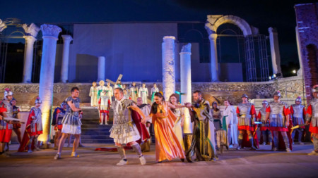 Момент от генералната репетиция на операта „Траян в Тракия“