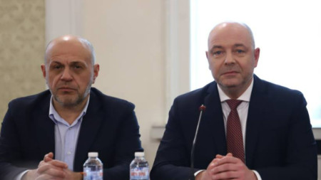 Т. Дончев (слева) и кандидат на пост премьера д-р Гълъбов