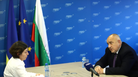 Лидерътна ГЕРБ Бойко Борисов разговаря с Габриела Димкова в централата на партията