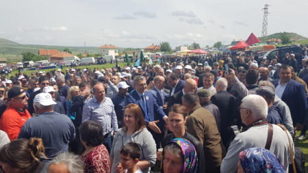 Председателят на ДПС Мустафа Карадайъ (в средата) на празника на Караманци през май 2019
