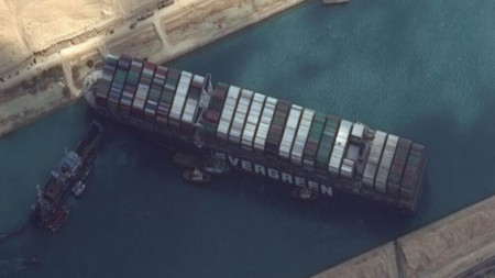 Заседналия в Суецкия канал кораб Evergreen