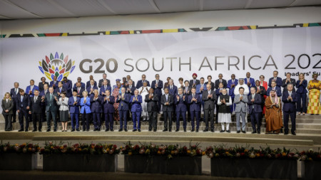 Групова снимка на делегатите на първия ден от срещата на Г-20 в Йоханесбург.