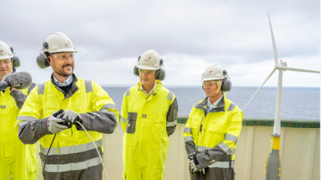 Престолонаследникът на Норвегия Хокон (втори отляво надясно) и премиерът Йонас Гар Стор (втори отдясно) на откриването на плаващата офшорна вятърна ферма Hywind Tampen край Берген, Норвегия, 23 август 2023 г.